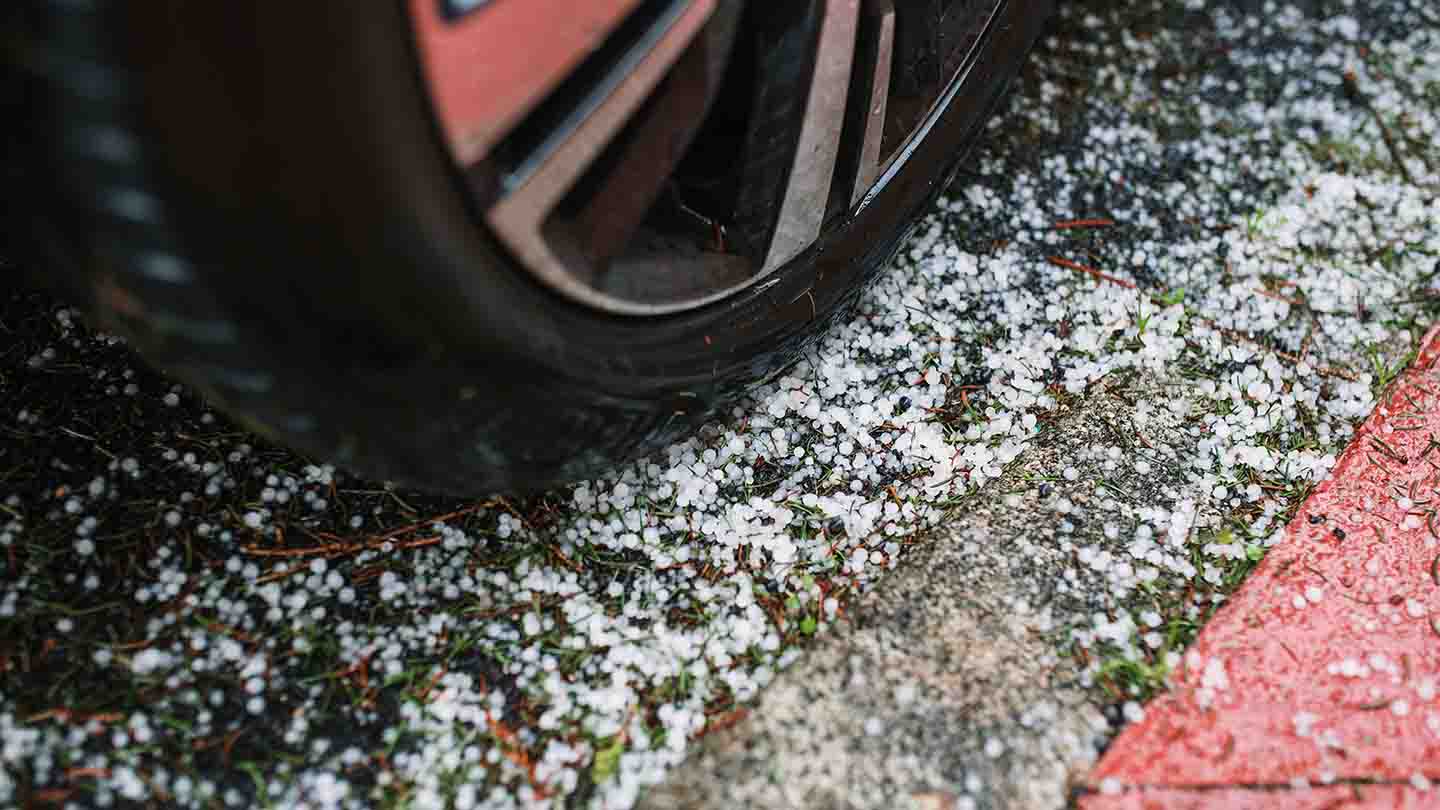 Coche dañado por granizo