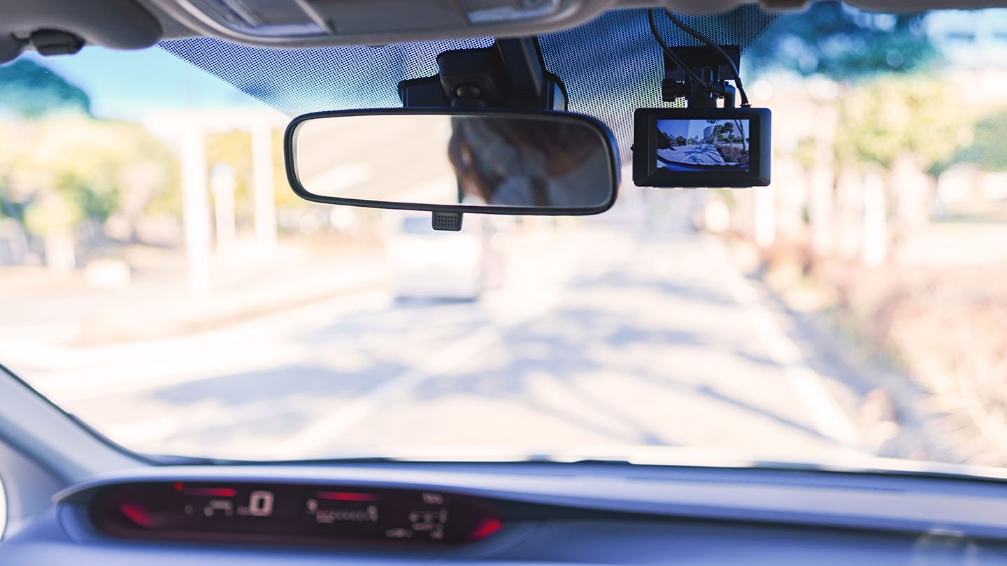 ¿Se puede llevar cámara para grabar en el coche?