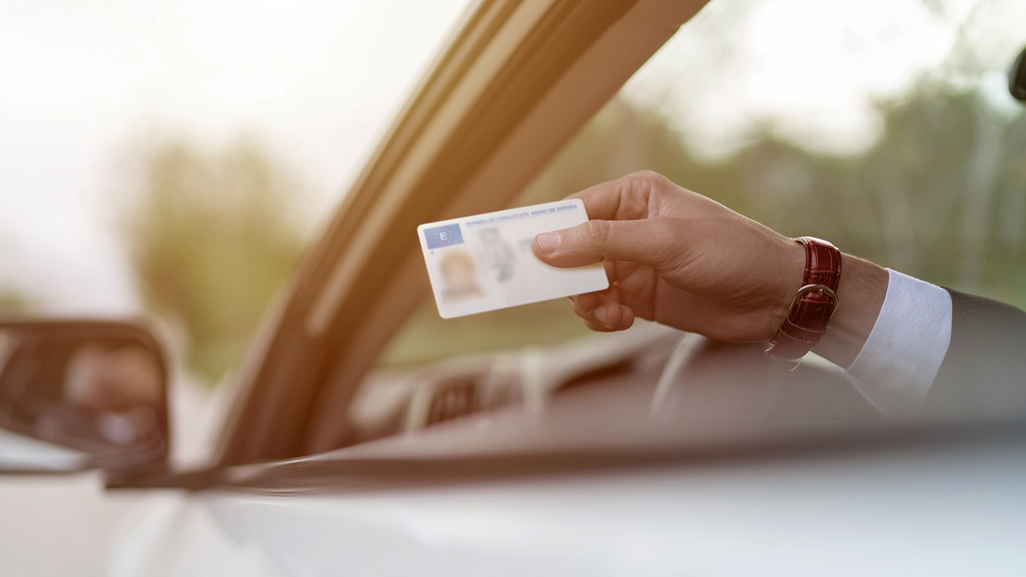 Carnet de conducir caducado, ¿me cubre el seguro si tengo un accidente?