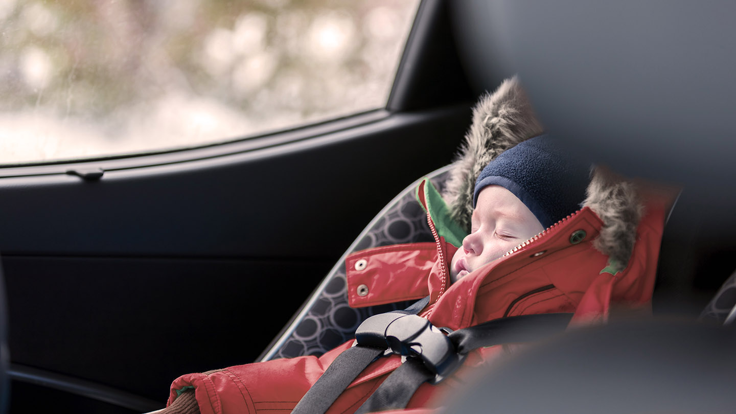 ¿Cómo colocar correctamente la silla del bebé en el coche?