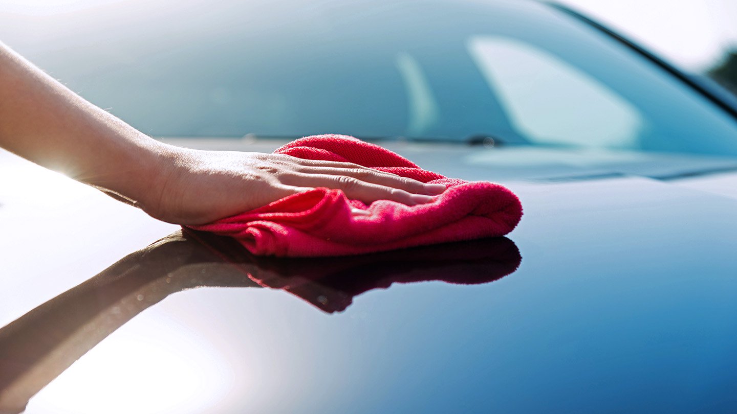 Cómo limpiar la carrocería de un coche: polen, pájaros y resina