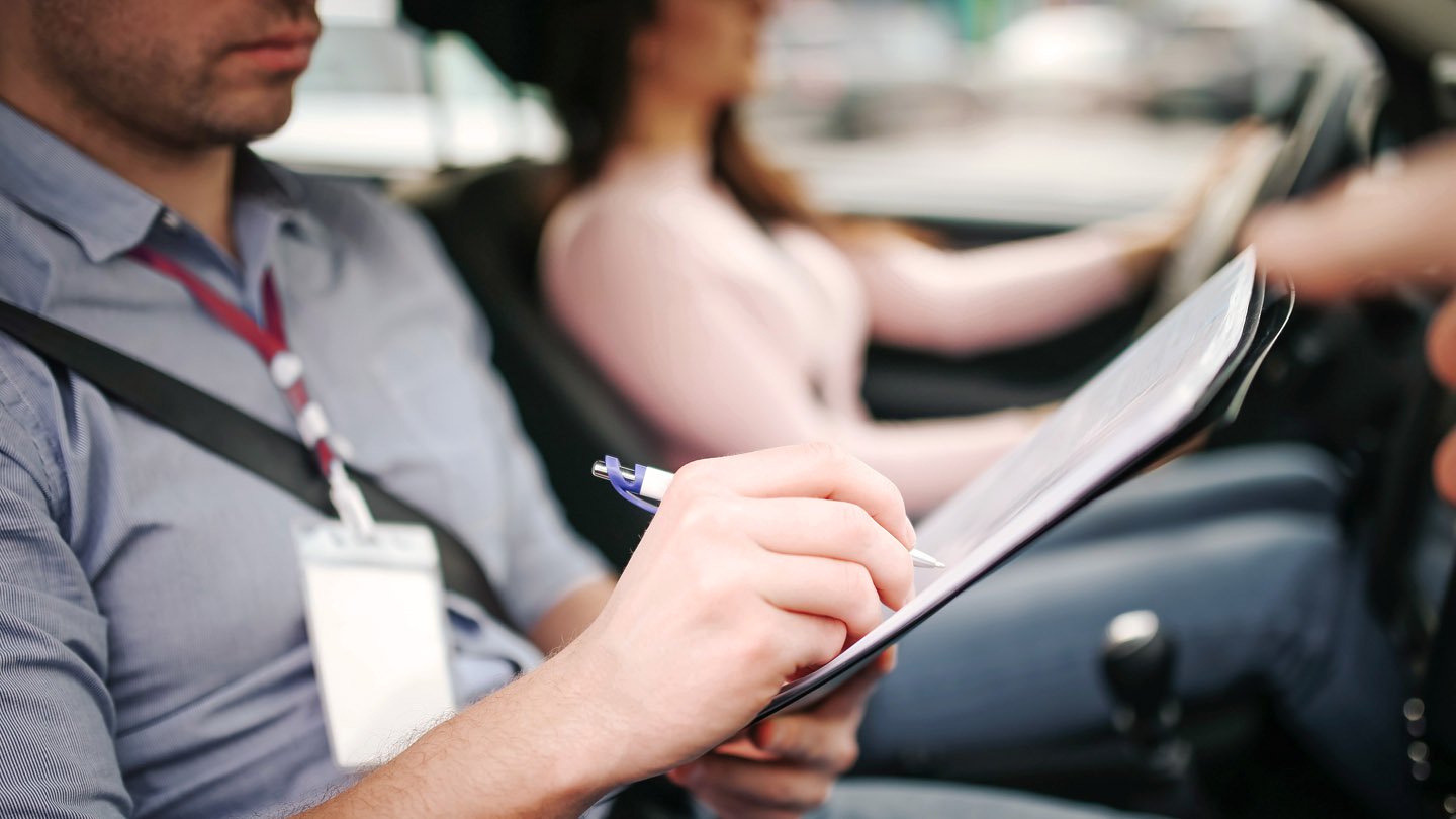 ¿Qué hay que hacer en el examen práctico de conducir? 