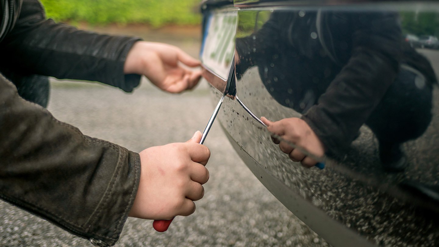 ¿Qué deberías hacer si te roban la matrícula del coche?