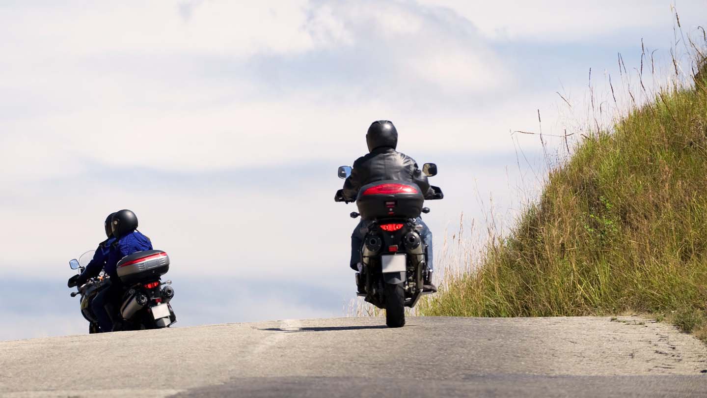 ¿Es legal aparcar en la acera con la moto?