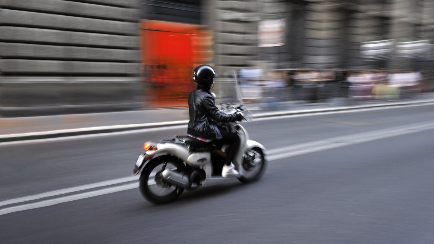 ¿Cómo se limpia el casco de la moto?