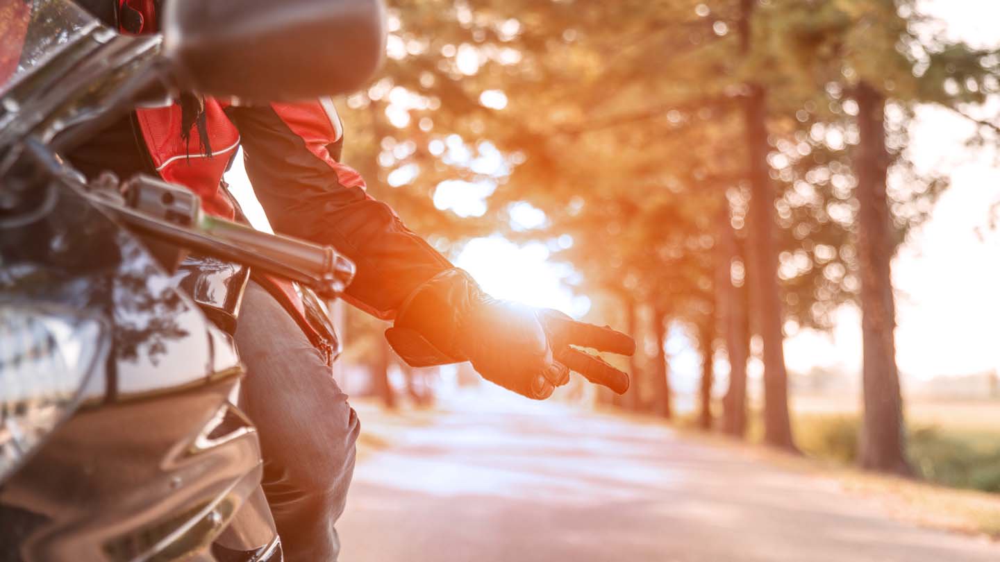 ¿Cuáles son las señales que debo saber para ir con la moto en grupo?