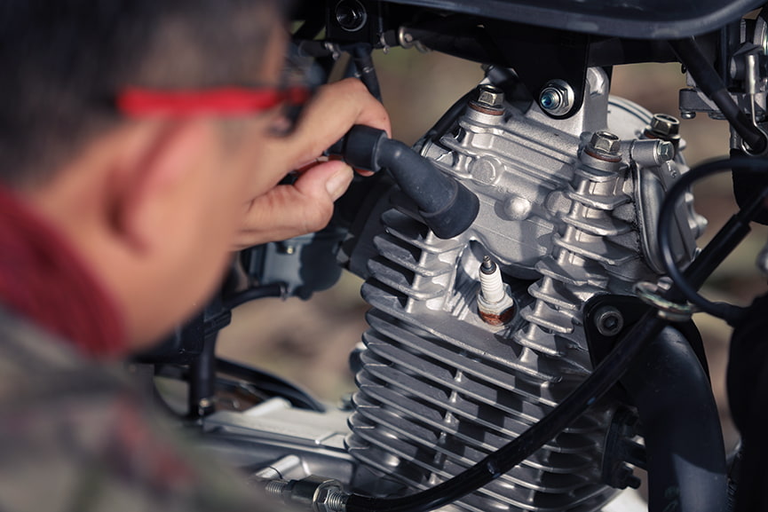 Cómo saber si las bujías de tu moto están fallando