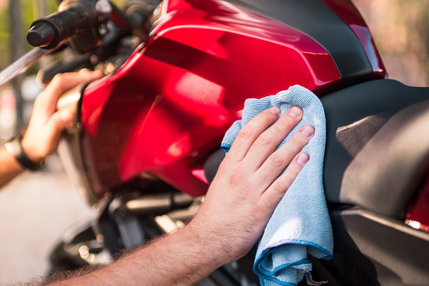 Cómo limpiar una moto: qué productos utilizar y cuáles evitar