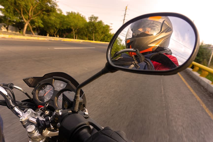 La importancia del espejo retrovisor en la seguridad del motociclista