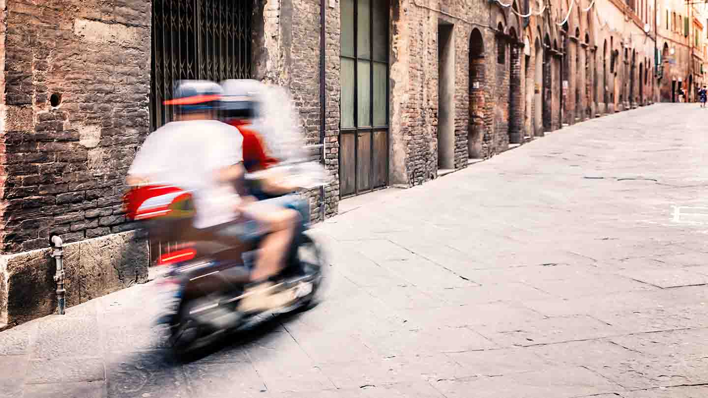 Circular en moto por calle peatonal
