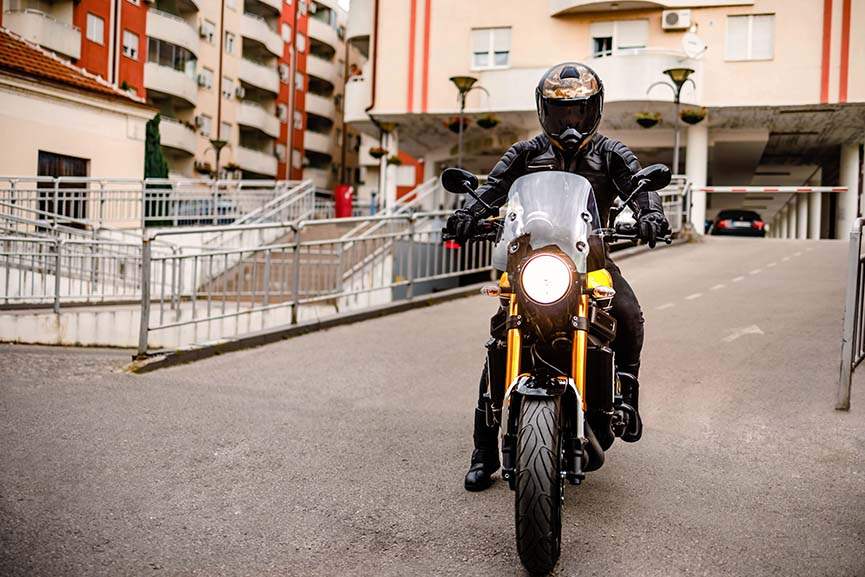 Cómo ser visible en moto en la carretera