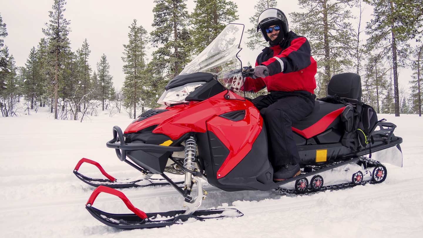 Conducir motos de nieve: carnet, seguro y responsabilidad en caso de accidente
