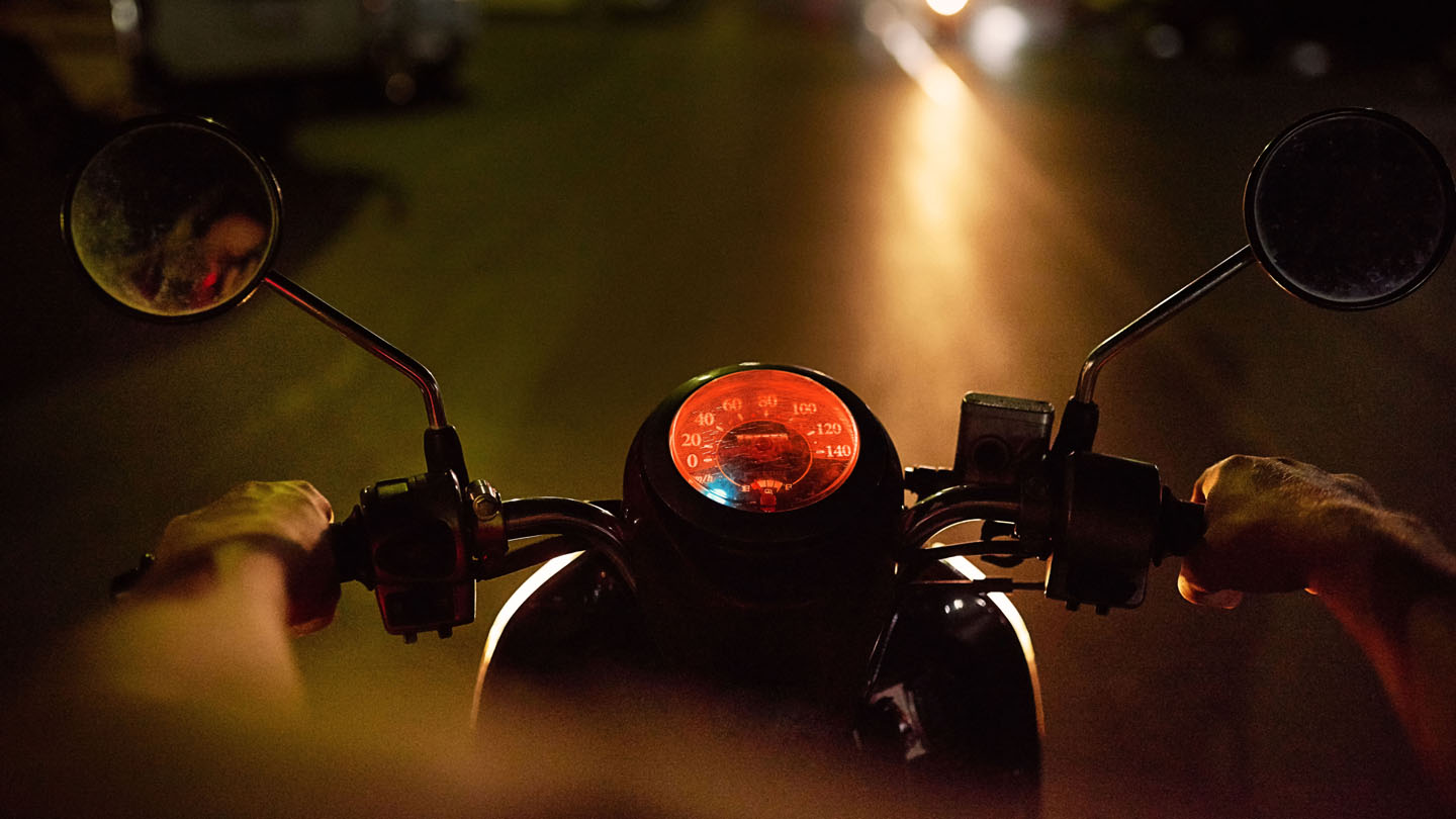 Conducir seguro de noche con la moto
