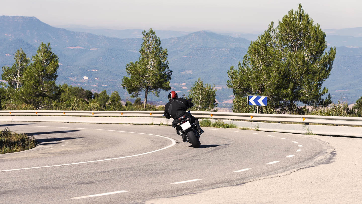 Cómo tomar correctamente las curvas con una moto