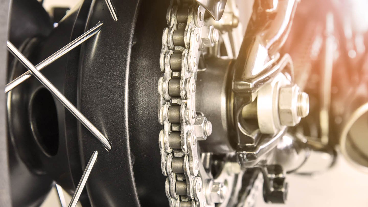 Cómo limpiar y engrasar la cadena de la moto