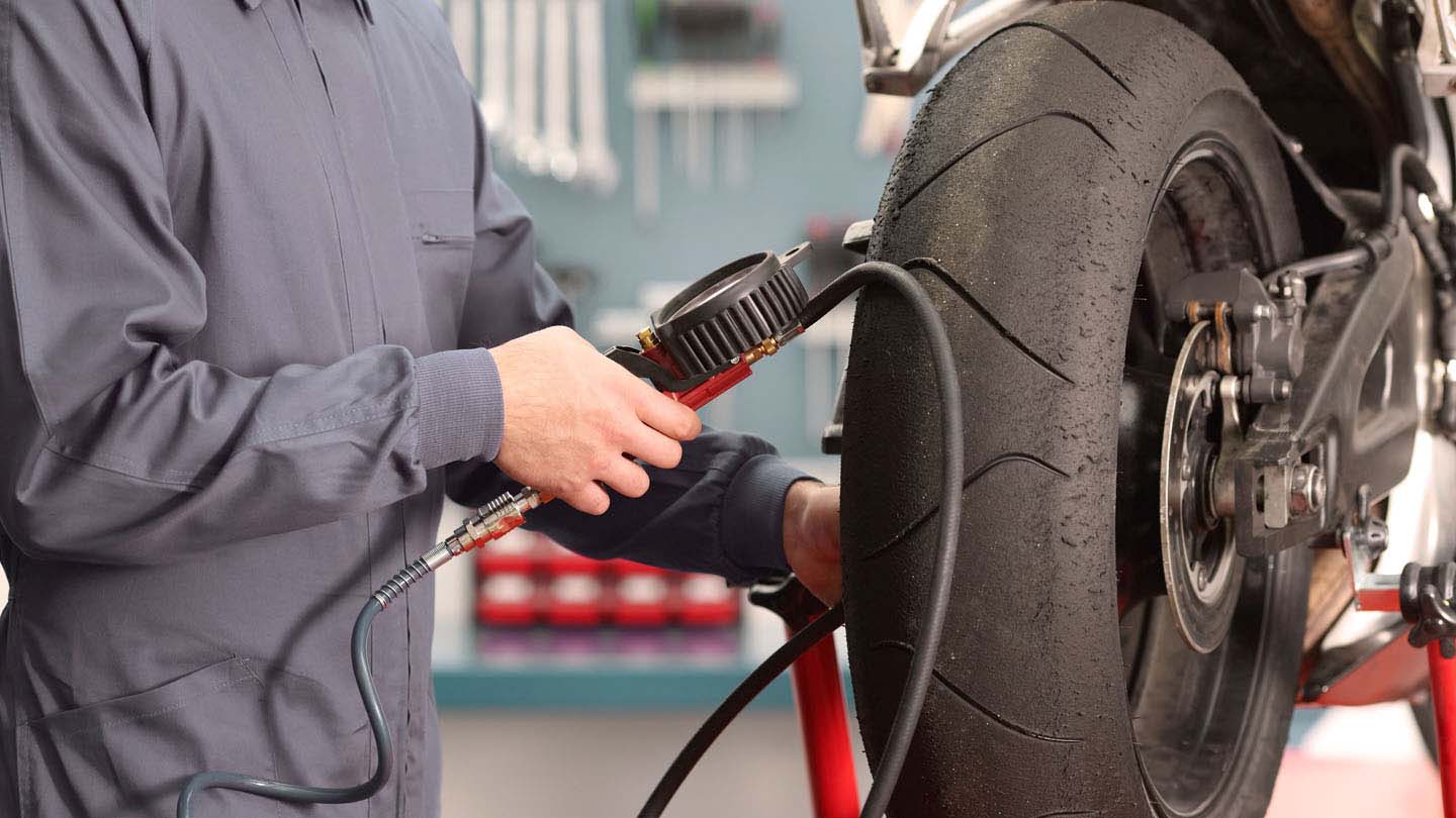 ¿Qué debo hacer para un buen mantenimiento de mi moto en verano?