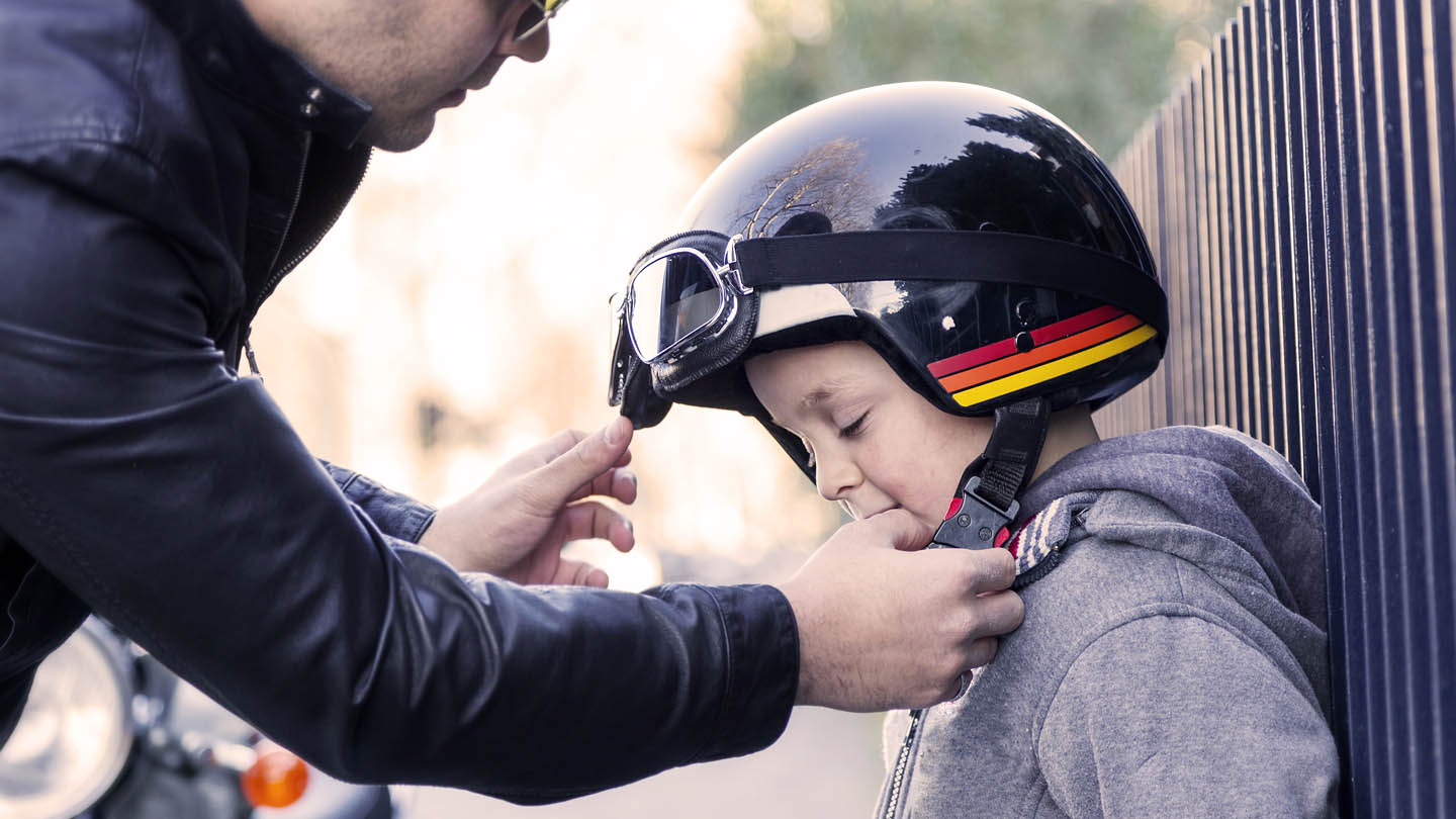 ¿Cómo viajar con niños en moto? Accesorios y Normativa Legal