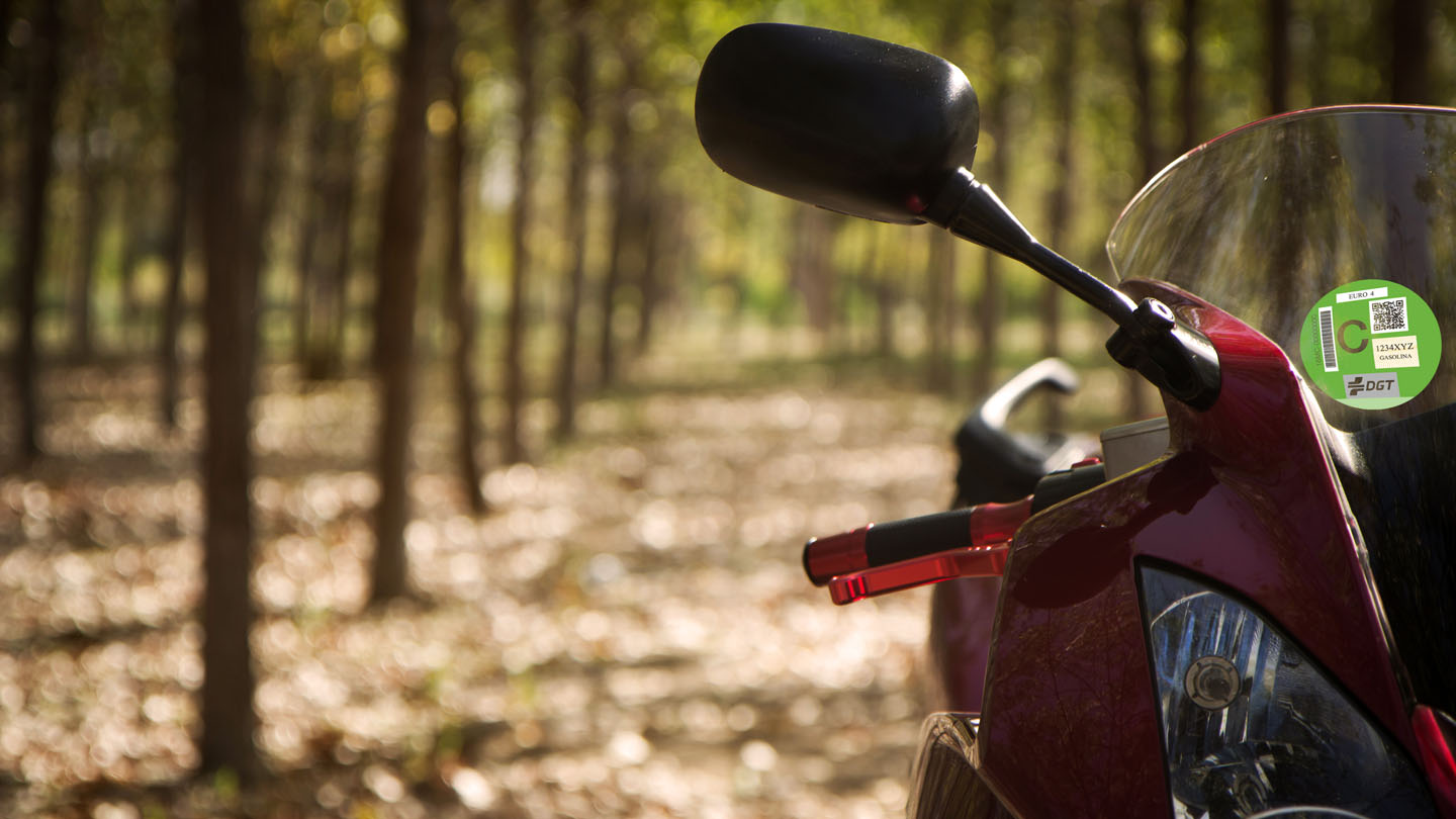 Tipos de pegatinas para moto de la DGT