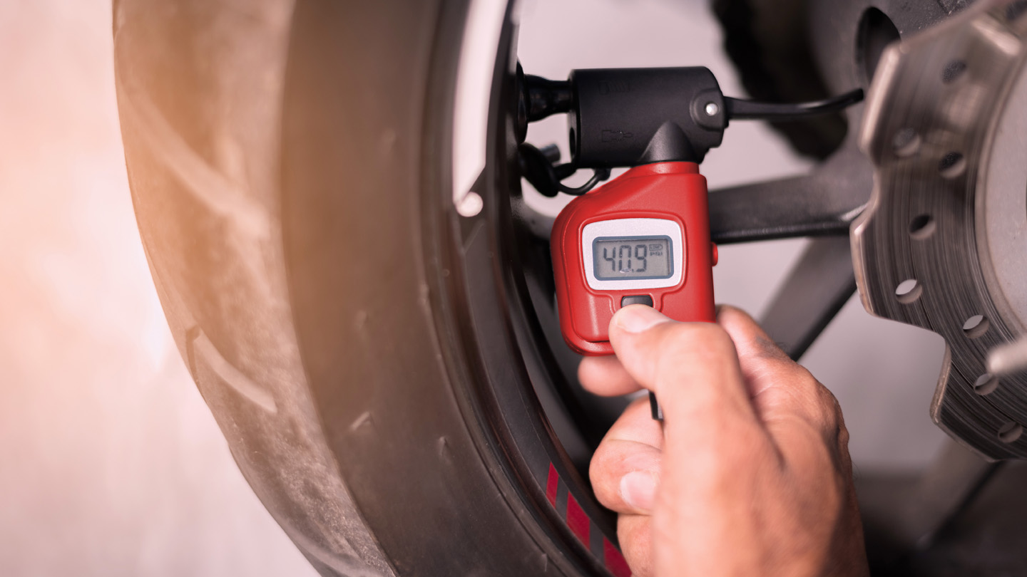 ¿Cómo medir la presión de los neumáticos de tu moto?