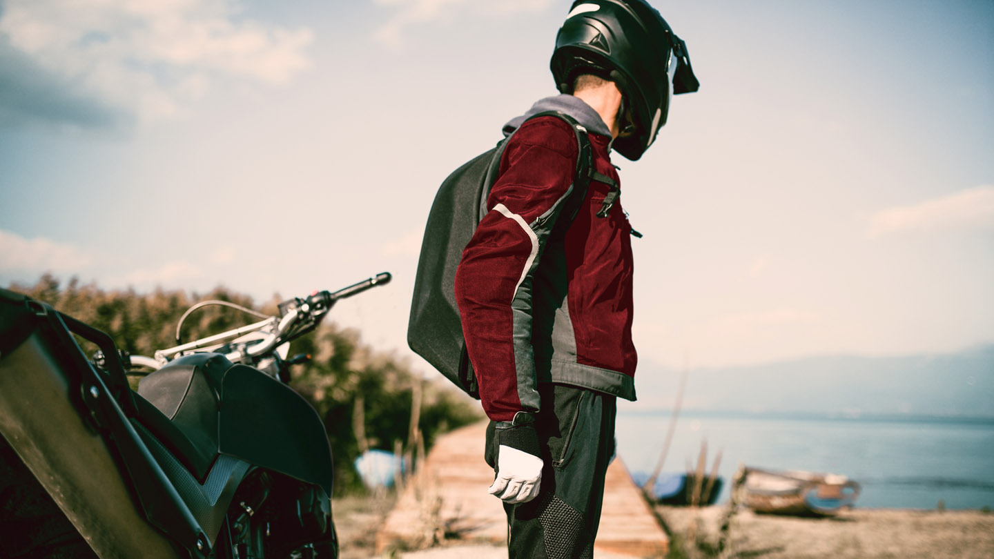 Cazadora de moto en verano: 10 razones por las que deberías llevarla