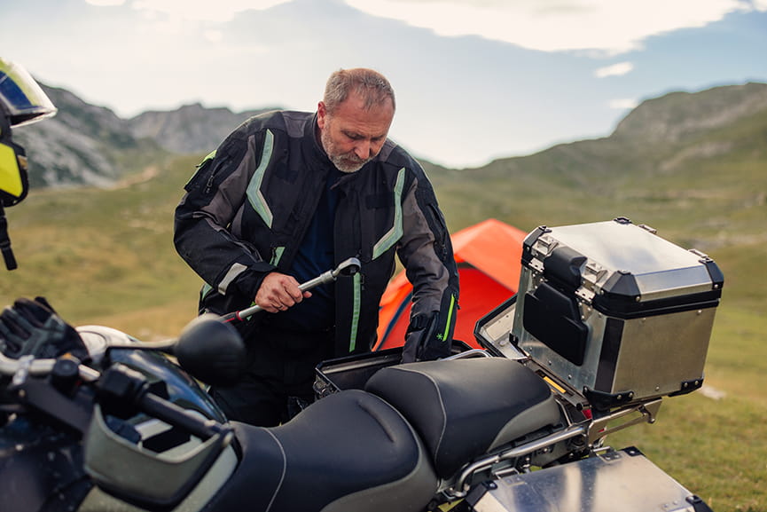 Repuestos imprescindibles que llevar en la moto al viajar
