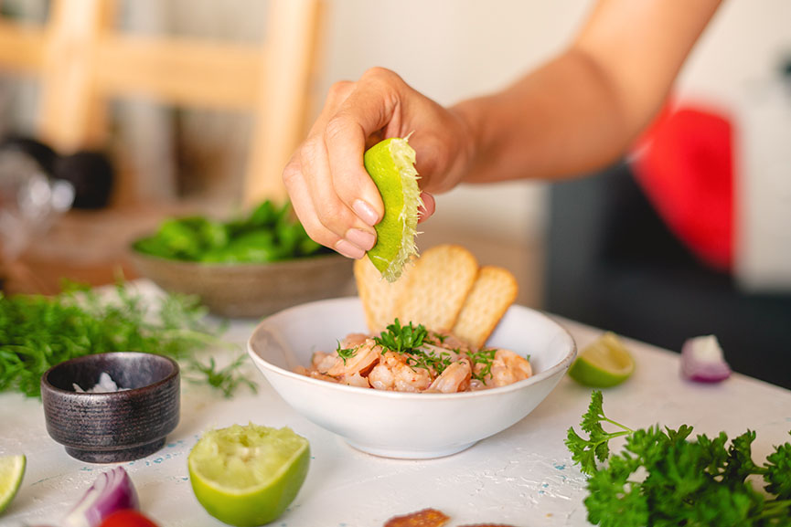 Disfruta del pescado crudo comiendo ceviche