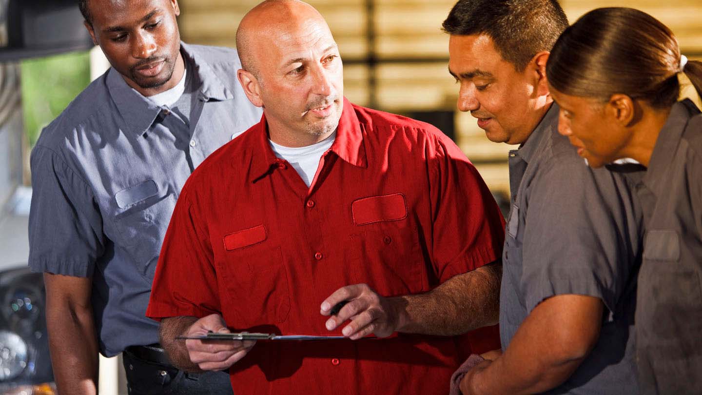 Consejos para mejorar el estilo de conducción de tus vehículos profesionales
