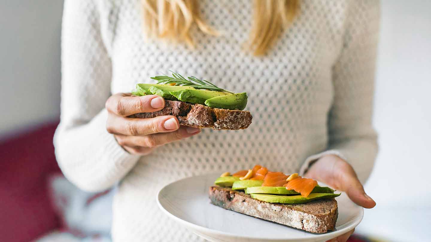 Tostadas de aguacate y salmón