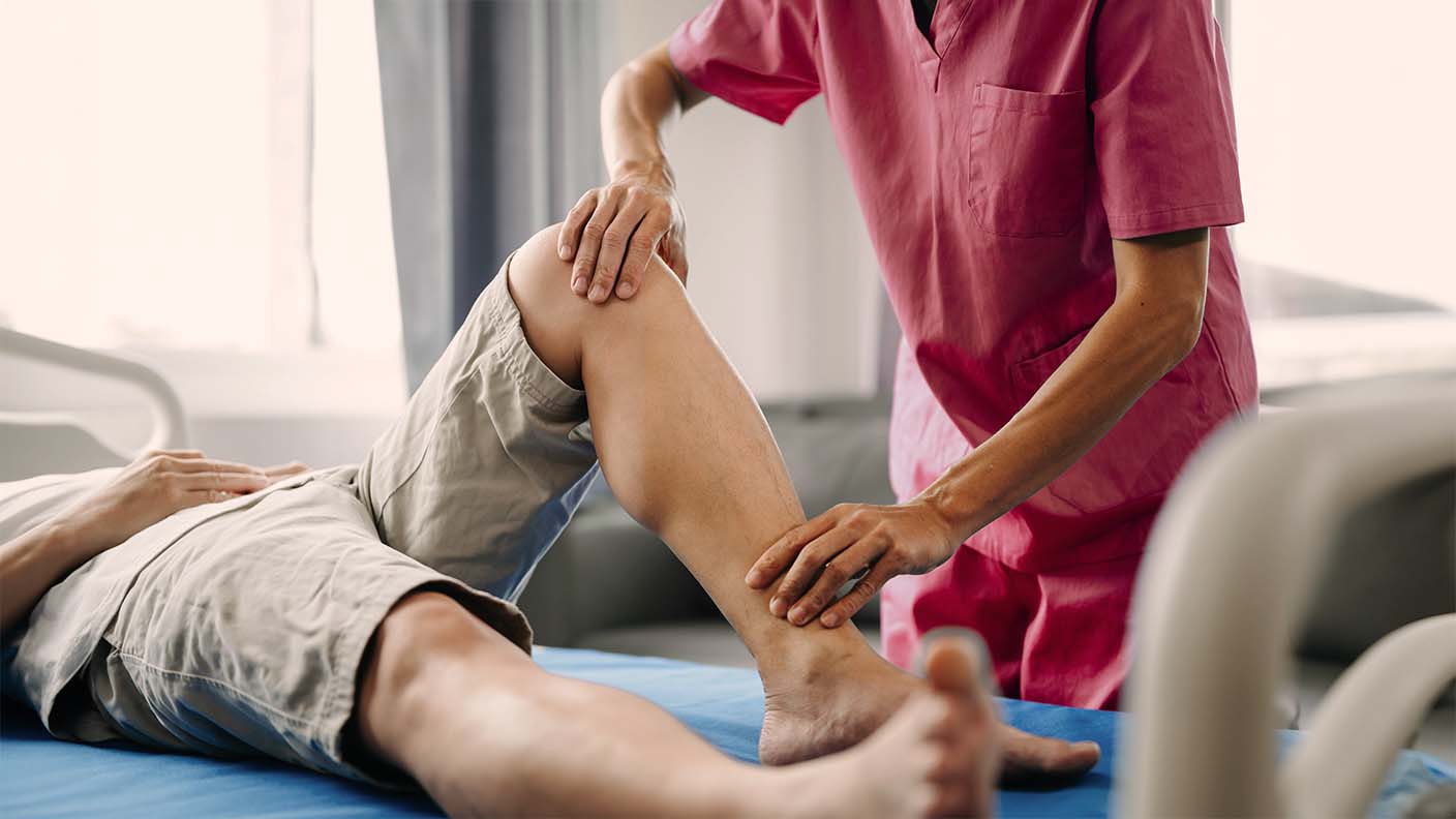 Fisioterapeuta tratando esguince rodilla