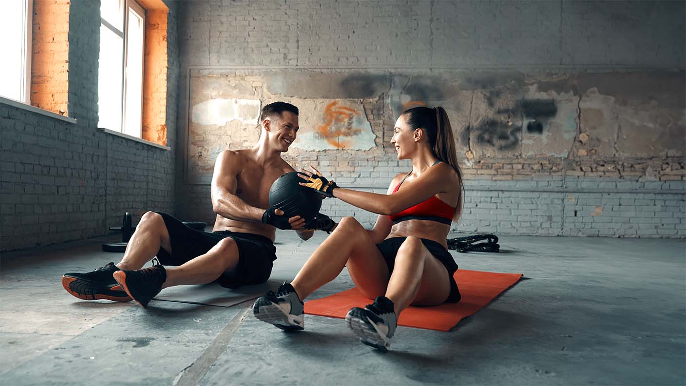 Hombre y mujer entrenando en gimnasio