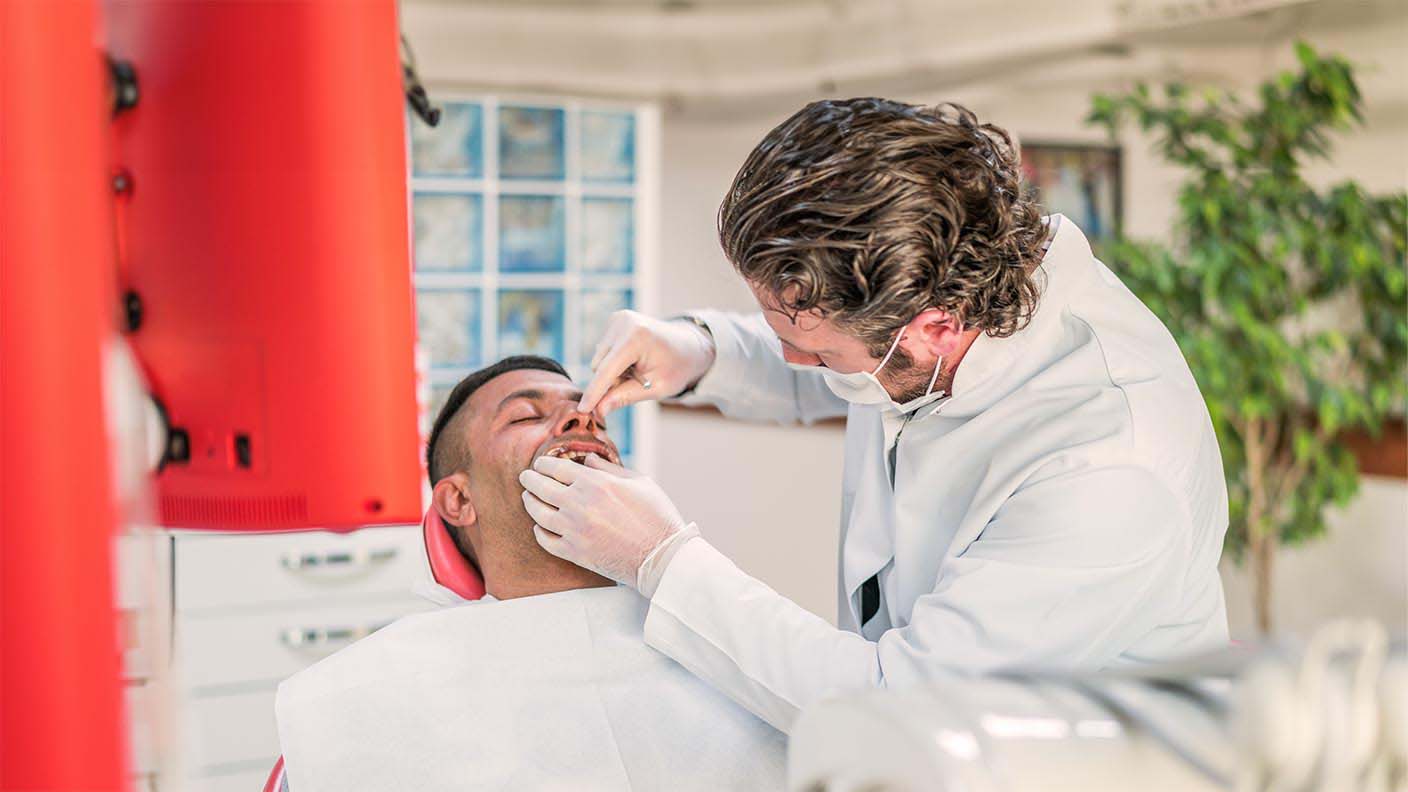 Dentista haciendo una endodoncia a un hombre