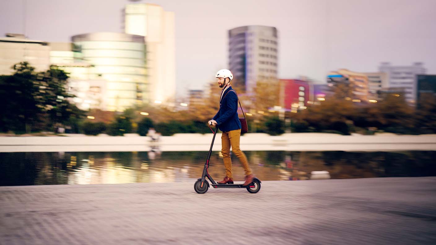Hombre viajando en patinete eléctrico