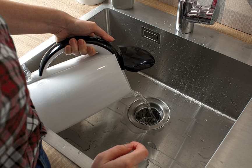 Cómo desatascar el fregadero y prevenir atascos 