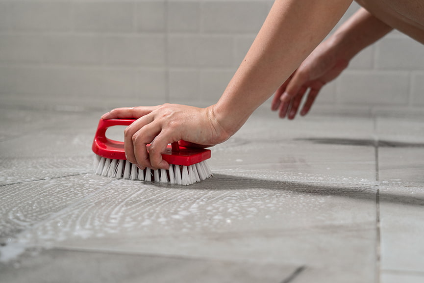 Cómo quitar el pintauñas del suelo sin dañar el material