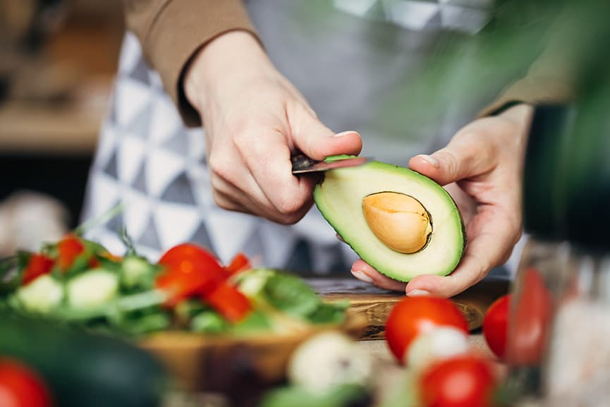 Las propiedades, beneficios, y mejores formas de consumir el aguacate