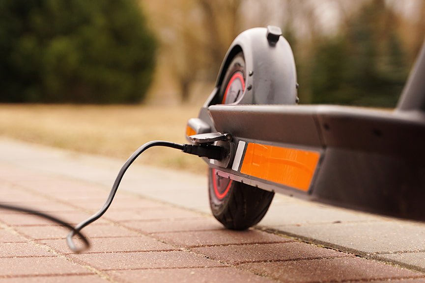 Cómo cargar la batería de un patinete eléctrico