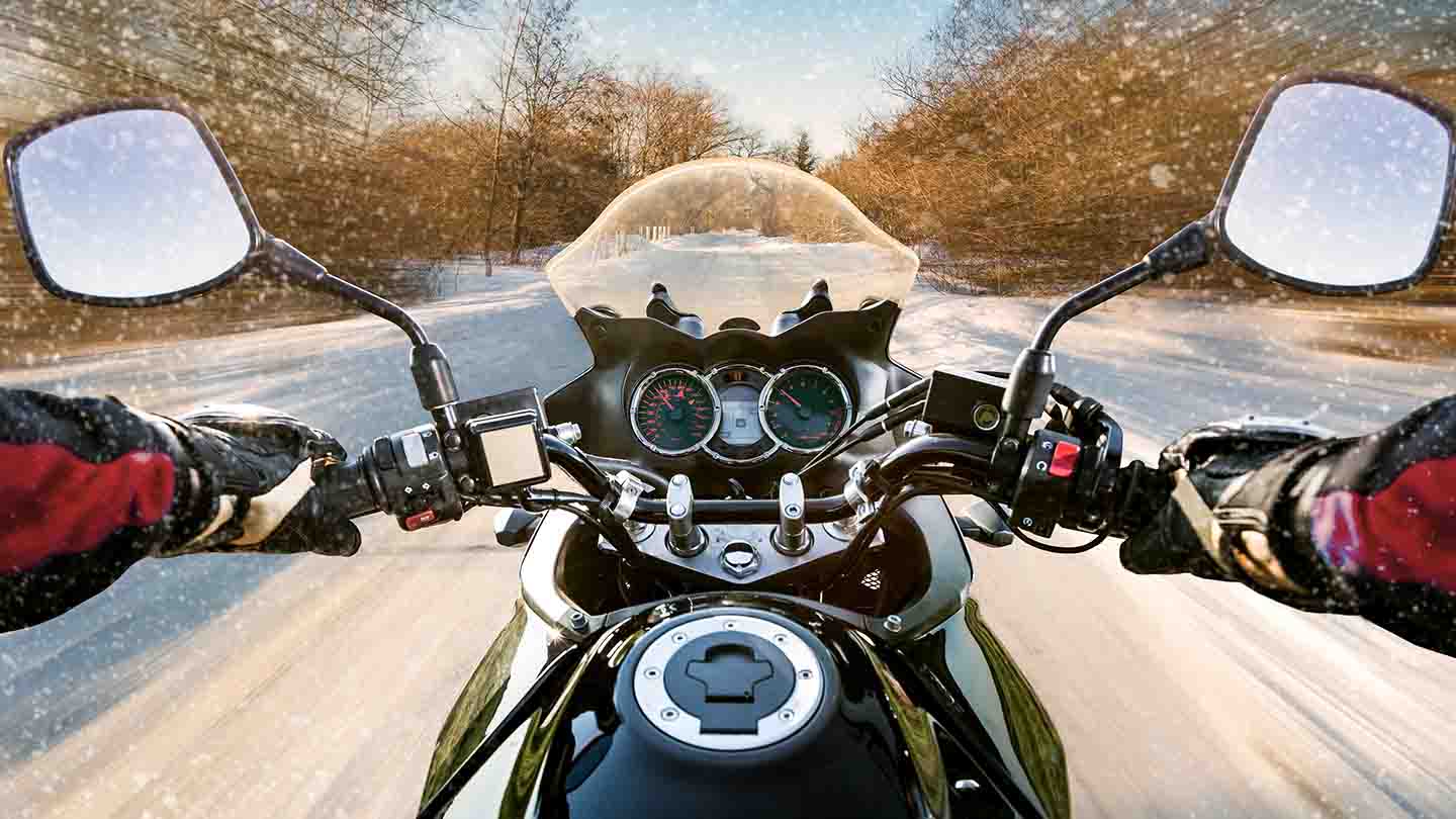 Conducir con nieve si estás en moto