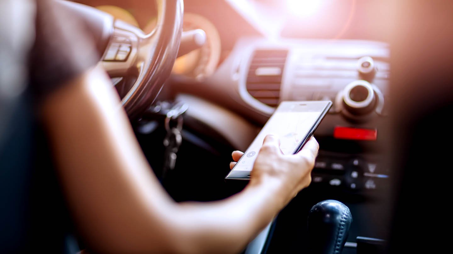 Distracciones al conducir: Consejos para una conducción segura