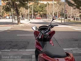 Aparcar la moto en la acera: cuándo es posible y cuándo no