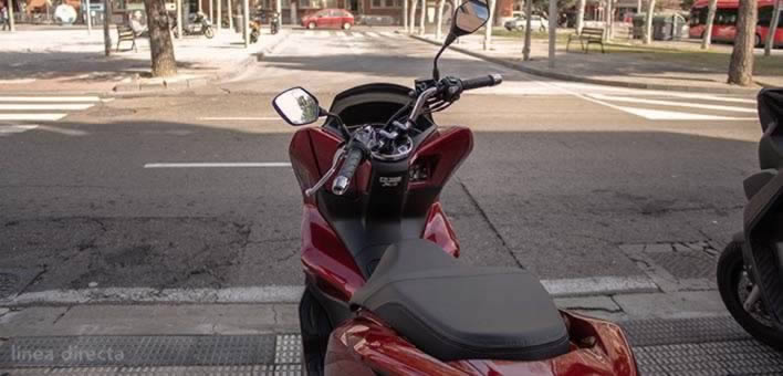 ¿Es legal aparcar en la acera con la moto?