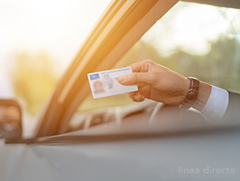Carnet de conducir caducado, ¿me cubre el seguro si tengo un accidente?