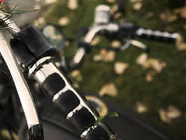 ¿Cómo levanto la moto si está en el suelo?