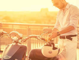 ¿Cual es la manera correcta de subir y bajar de una moto?