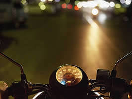 ¿Cómo conducir seguro por la noche en moto?