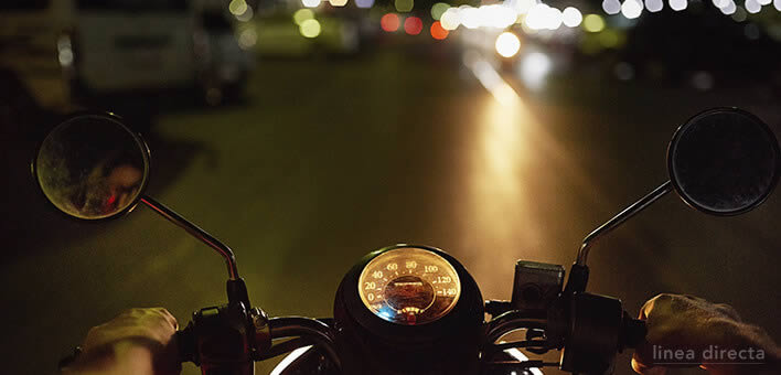 Conducir seguro de noche con la moto