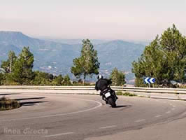 Consejos para conducir tu moto: cómo deben tomarse las curvas