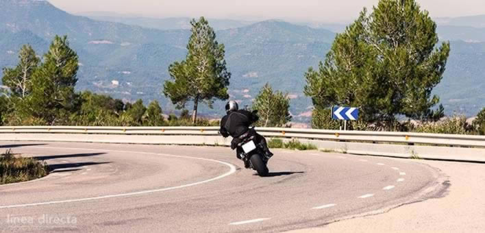 Consejos para conducir tu moto: cómo deben tomarse las curvas