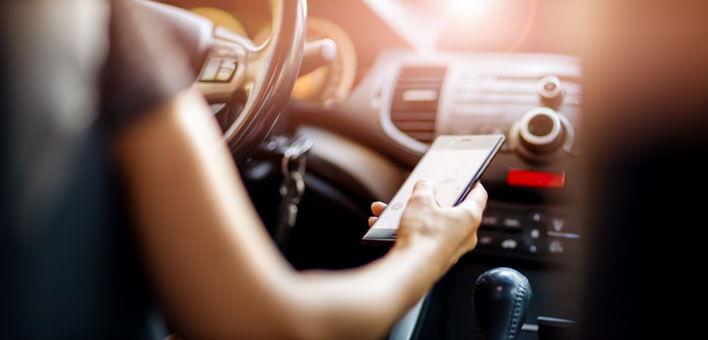 Distracciones al conducir: Consejos para una conducción segura