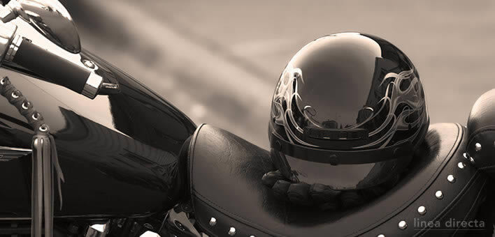 ¿Cómo se limpia el casco de la moto?