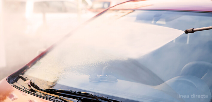 ¿Cómo limpiar los mosquitos del coche?